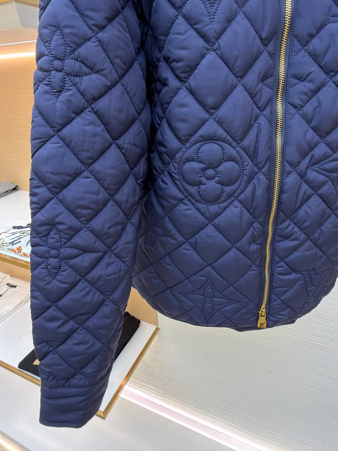 LOUIS VUITTON Quilted Jacket ●Original version: Purchased and developed by 23355 ●Item number: 1681355-D35 ●Fabric: high-density nylon fabric ●Technology: embossed production ●Color: navy ●Version: fitted version ●Weight: about 560 grams ●Size: 44-46-48-50 ●Description: This jacket is made of high-density nylon fabric and made with diamond quilting technology. It has a three-dimensional texture and is warm. The lapel design is matched with the brand's customized metal zipper, and the zipper head is decorated with the LV logo, which is smooth and highly recognizable. The quilted pattern on the body combines the brand's classic Monogram elements and floral patterns, and is presented through three-dimensional sewing technology, with exquisite and layered details. The overall cut is a short silhouette, and the splicing of the body is made with seamless gluing to prevent threads from being exposed; the fabric is treated with water-repellent treatment to improve practical performance. From the intricate design of quilting patterns to the exquisite processing of metal accessories, every step reflects Louis Vuitton's exquisite craftsmanship in luxury quilted items. It is a fusion of classic elements and technological innovation. The overall wiring is straight and delicate, the fabric is comfortable and soft, and the color is consistent without color difference. It can be matched with the same style to create a fashionable look and control various occasions. Customized accessories, complete with three standards, same style for men and women!